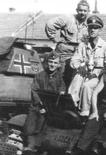 Танкисты 3го взвода 6й бронероты Ordnungspolizei в июне 1943 г На заднем - фото 110