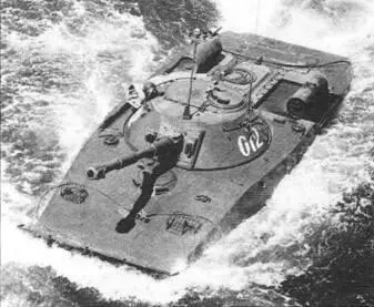Танк ПТ76Б обр 1961 г преодолевает водную преграду Распределительный - фото 154