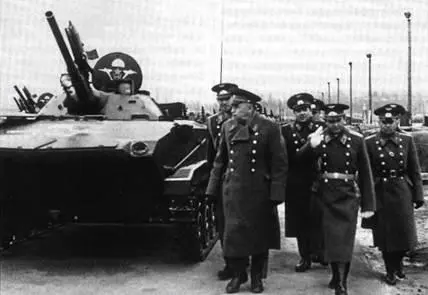 Командующий ВДВ генерал армии ВФ Маргелов осматривает колонну БМД1 - фото 35