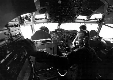 Экипаж заправщика C130F ВВС Франции в полете 30 марта 2011 г Мираж - фото 35