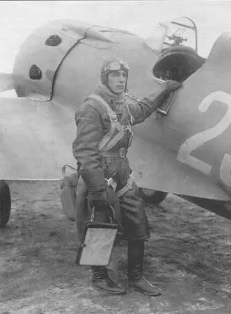 Герой Советского Союза капитан Гальченко у своего И16 Фото лета осени 1941 - фото 32