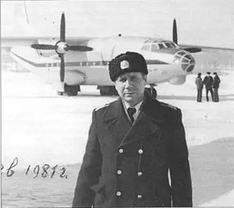 АБортиик у своего Ан8 на аэродроме Варфоломеевка зима 19811982 гг Ан8 - фото 66
