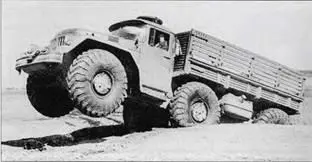 Автомобиль ЗИЛ132 преодолевает 30ный подьем 1960 г Лебедку от ЗИЛ157 - фото 93