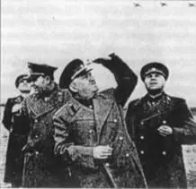 Министр обороны СССР генерал армии НА Булганин на переднем плане в - фото 49