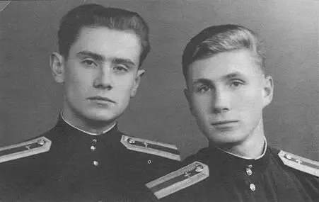 С братом курсантом ХВАИВУ ВОнищенко слева 1958 г У самолета Ли2 С - фото 45