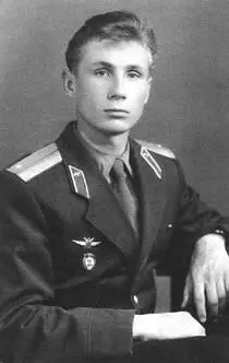 на фото вверху лейтенант А Бортник сразу после выпуска 1960 г Камчатка - фото 47