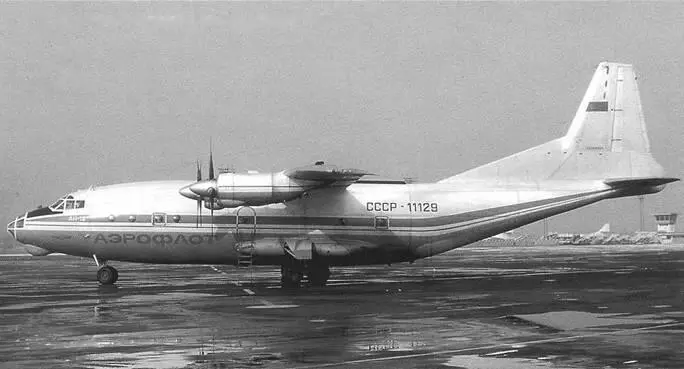 Ан12Б в парижском аэропортуОрли февраль 1976 г Подверглось модернизации и - фото 79