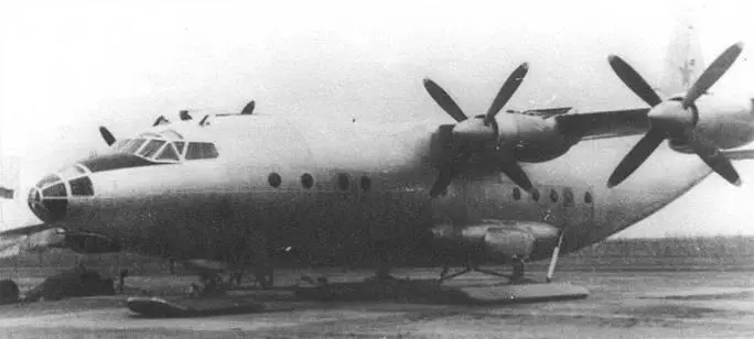 Лыжный вариант Ан12 на заводсколм аэродроме Подобное шасси получили три - фото 83