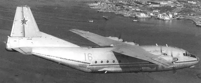 Поисковоспасательный Ан12ПС в полете над акваторией Североморска ВКП - фото 91