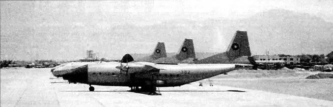 Афганские Ан 12БП на стоянке кабульского аэродрома Как видно транспортники - фото 86