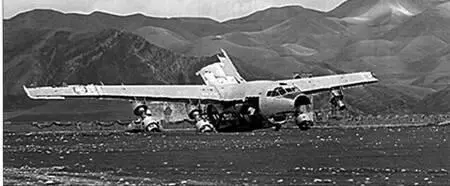 Обломки Ан12 на окраине Кабульского аэродрома Аэродромы Афганистана - фото 91