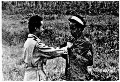 Туземец из племени дани примеряет военную форму фотография любезно - фото 49