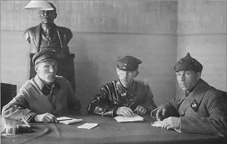 Командование 3го танкового полка 1930 г Справа командир полка с эмблемой - фото 144