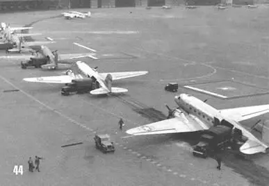Разгрузка С47 в аэропорту Темпельхоф 2 июня 1947 г На этом аэродроме также - фото 64