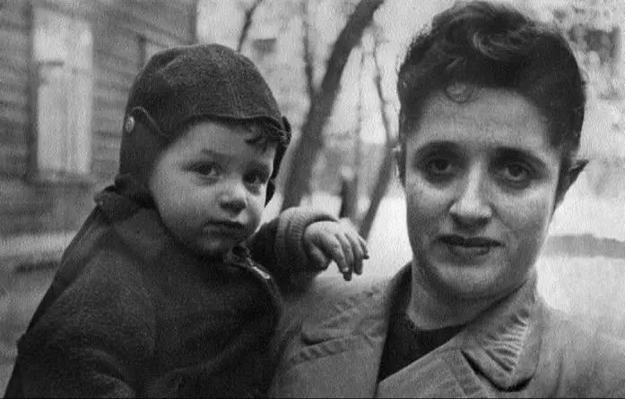 С мамой в нашем дворе 1956 г Наш деревянный дом у Палихи давно снесли тополя - фото 32