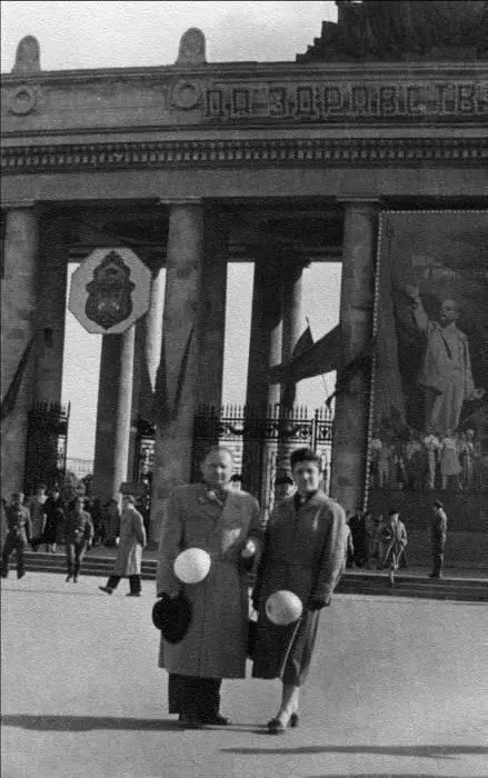 Родители перед Парком культуры 1 мая 1960 г До школы гулял в маленькой - фото 34