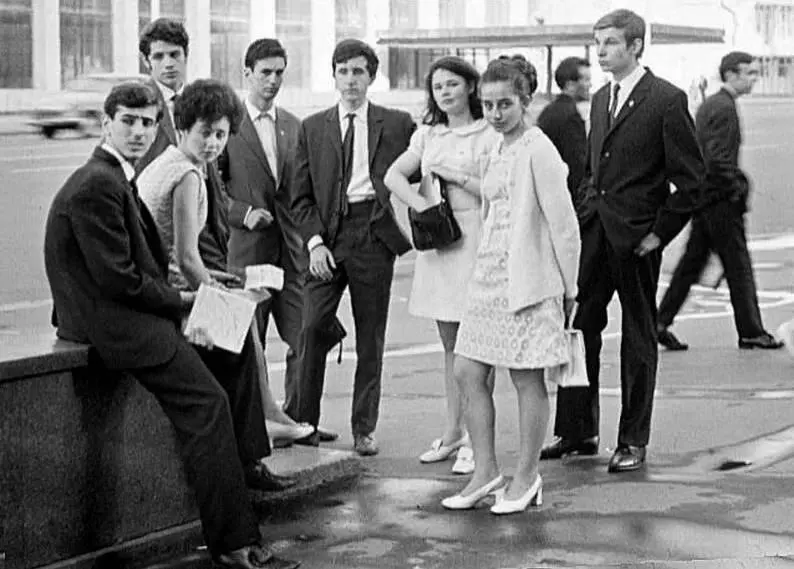 Наутро после выпуска июнь 1970 г Повесить такое у входа в советскую - фото 63