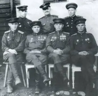 Сидят слева направо командир 2й эскадрильи НВСтройков штурман полка - фото 73