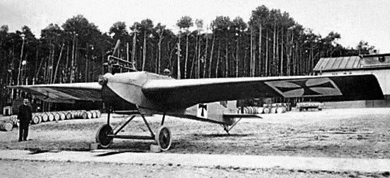 Первый самолет Юнкерса J1 на аэродроме 1915 г Ремонт самолета продолжался - фото 26