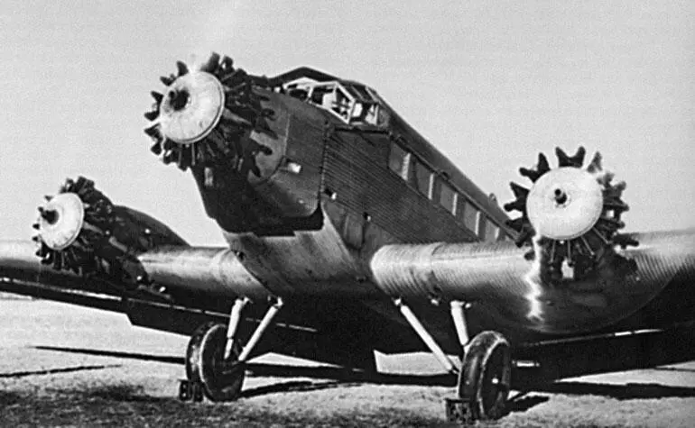 Первый трехмоторный самолет Юнкерса Ju523m 1932 г Как ни странно первый - фото 101