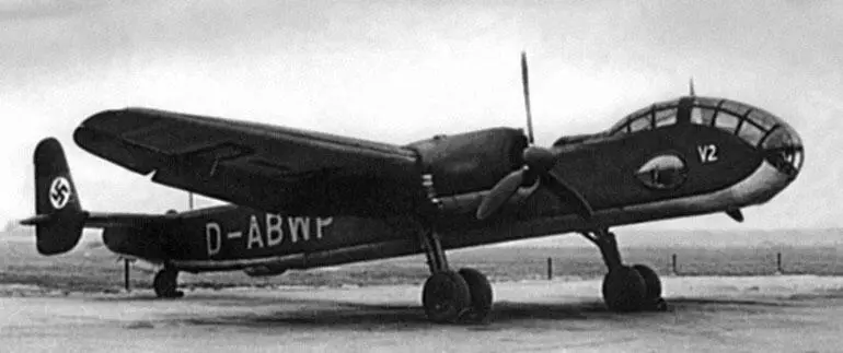 Опытный Ju288 профессора Хертеля В мае 1940 года снова собралась макетная - фото 124