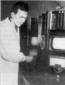 Александр Яковлевич Клопов 19121983 на ленинградском заводе Радист готовит - фото 24