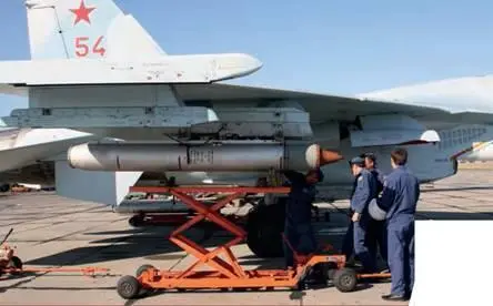 Техники снаряжают Су27СМ неуправляемыми ракетами С25 Подвеска КАБ500Кр на - фото 35