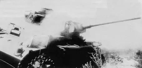 Горящий немецкий танк PzKpfw III AusfL после удара Ил2 Несмотря на - фото 76