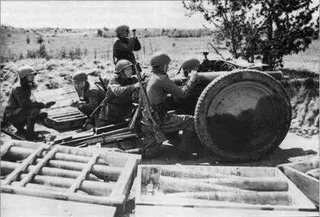 Орудие сержанта Гончарука Лето 1943 г Арсенальцы же показали летом 1939 г - фото 87