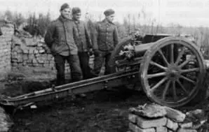 Немецкие солдаты около трофейного орудия 1941 г Технические данные 762мм - фото 89