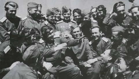 Зелёнкин делится боевым опытом Вязниковский учебный центр 1949 г Из армии - фото 122