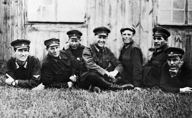Советские авиационные специалисты в Липецке Крайний слева Д И Григоров - фото 13