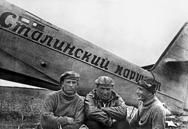 Экипаж АНТ25 на острове Удд у самолета с надписью Сталинский маршрут Позже - фото 60