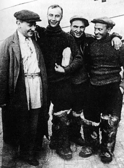 А Н Туполев и экипаж АНТ25 перед высокоширотным полетом 1936 год В этот - фото 63
