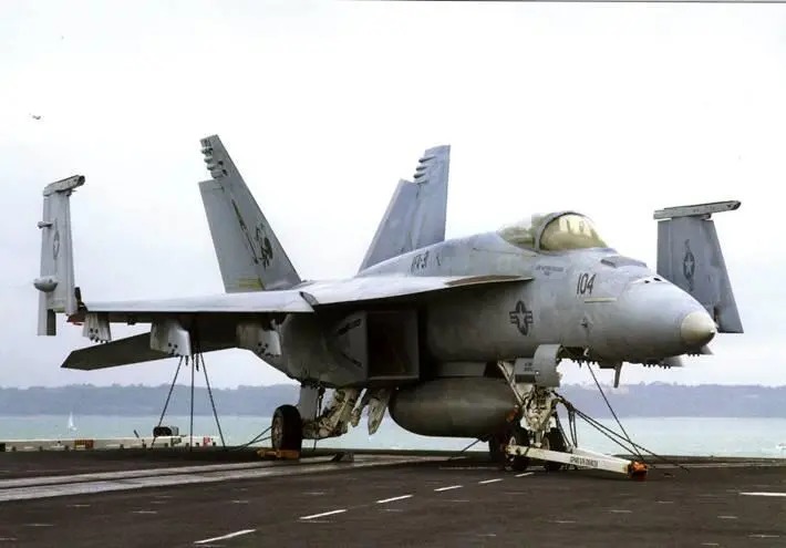 FA18C и FA18E Фото Криса Лофтинга Материал подготовил Михаил НИКОЛЬСКИЙ - фото 105