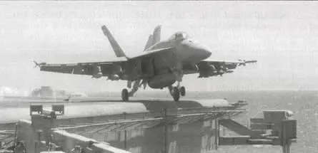 С палубы авианосца Авраам Линкольн стартует FA18E Под крылом подвешены - фото 94