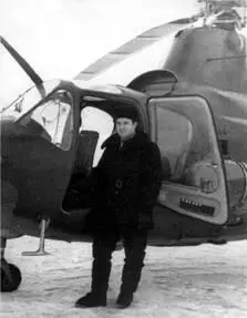 Ю Ф Еремин у вертолета Ми 1 Тиличики 1961 г В кабине вертолета Ми1 - фото 100