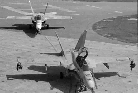 На переднем плане FA18F на заднем FA18C Особенности конструкции - фото 77