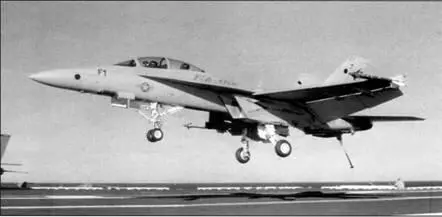 Первый опытный FA18F во время испытаний на авианосце Джон С Стеннис - фото 86
