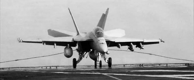 FA 18F во время посадки на троссе аэрофинишера Обратите внимание на - фото 89