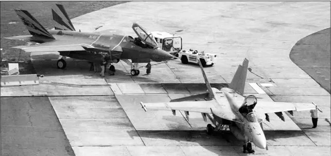 Супер Хорнет рядом со своей сменой и конкурентом F35C Заинтересованность - фото 93