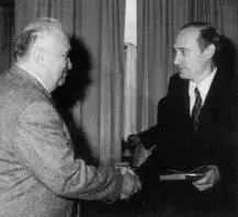 Президент России В В Путин вручает орден Мужества генералмайору ИК - фото 88
