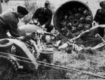 Английские специалисты изучают обломки одной из ракет Фау2 Ноябрь 1944 г - фото 133