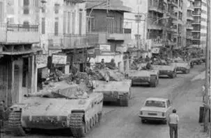 Меркавы на улицах Бейрута 1982 г Против автомобилей Меркавы - фото 160