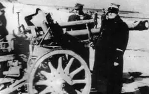 Польские военнослужащие осматривают трофейную гаубицу leFH 1840 Кольберг - фото 141
