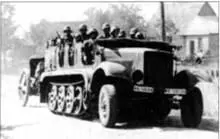 Транспортировка гаубицы leFH 18 трехтонным Sd Kfz11 вверху и пятитонным - фото 143