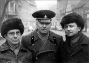 БВ Хлопов ЮИ Абатуров и ЕК Киреев слева направо в Магдебурге - фото 126