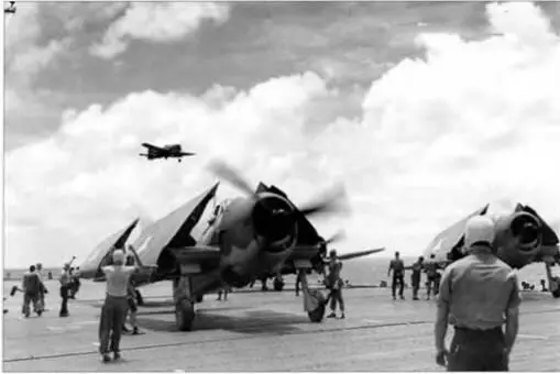 Истребители F6F Хеллкэт на полетной палубе Энтерпрайза Июль 1943 г На - фото 125