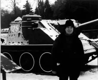 и возле такой же СУ100 сорок пять лет спустя Музей танка Т34 д Шолохово - фото 46