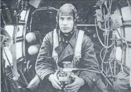Штурман эскадрильи капитан Сергей Дуплий В 1944 г удостоен звания Героя - фото 54